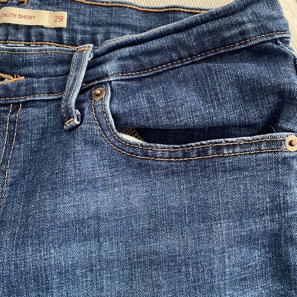 Women’s Levi shorts - Picture 3 of 7